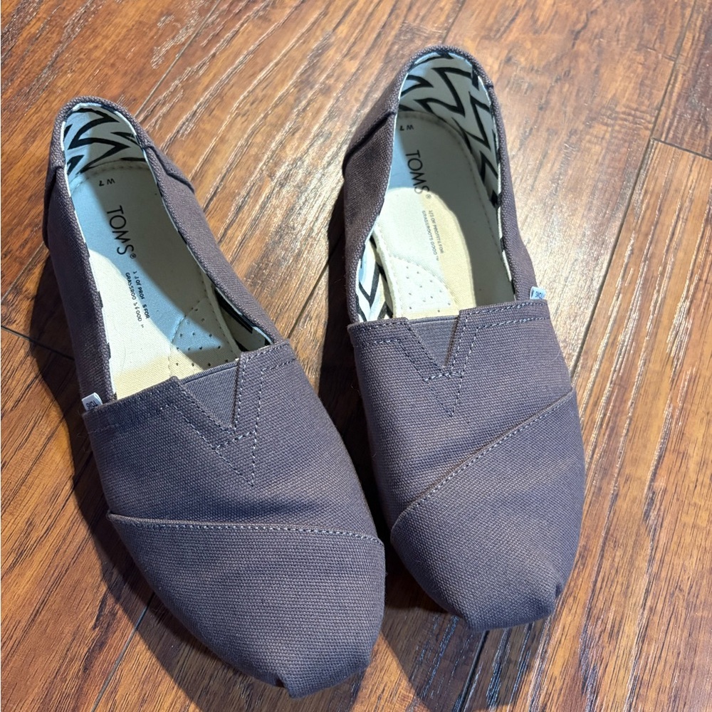 TOMS women’s size 7 slip on shoes